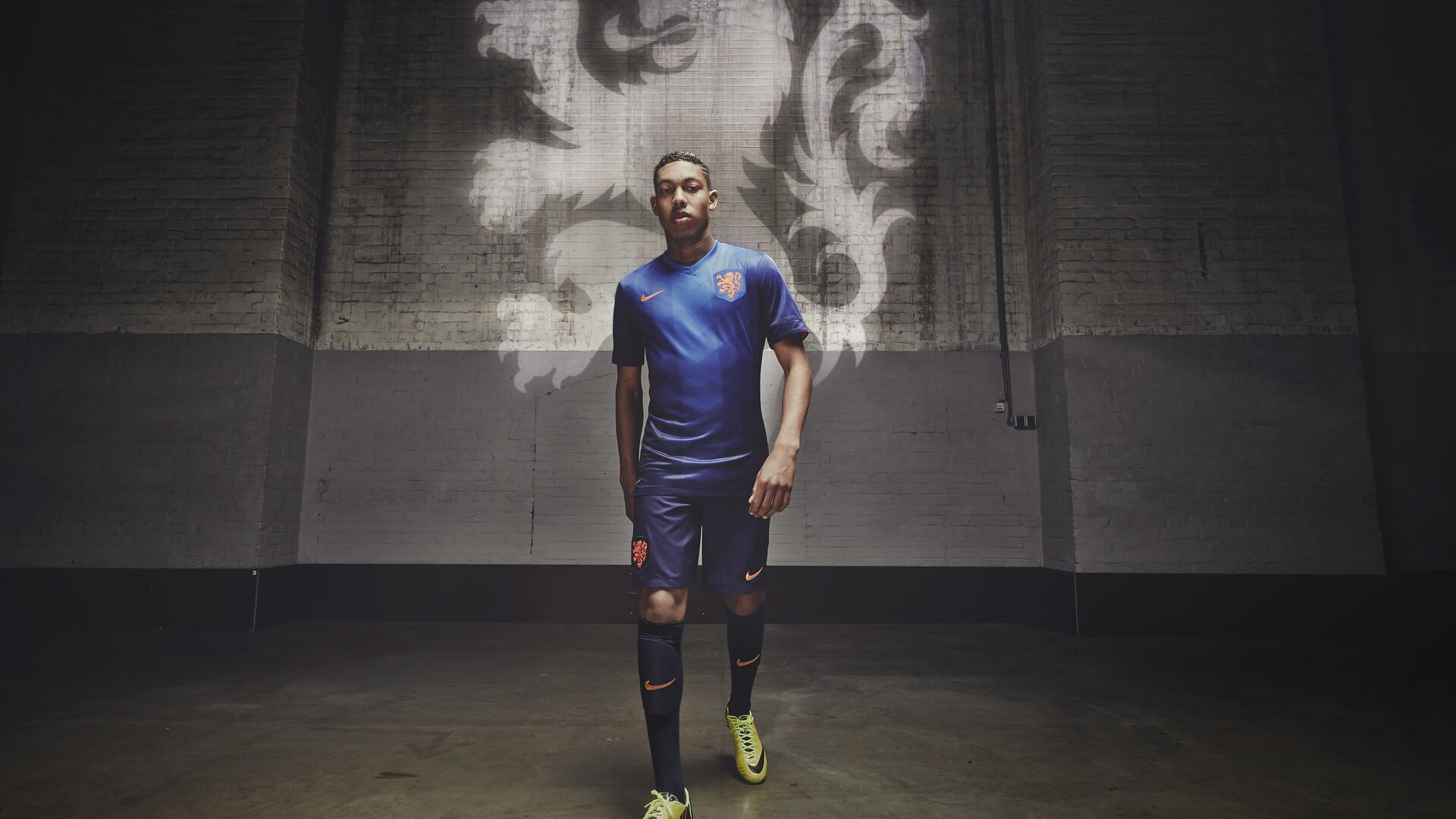 球星在关键加时中冷静完成致胜表现被广泛赞誉