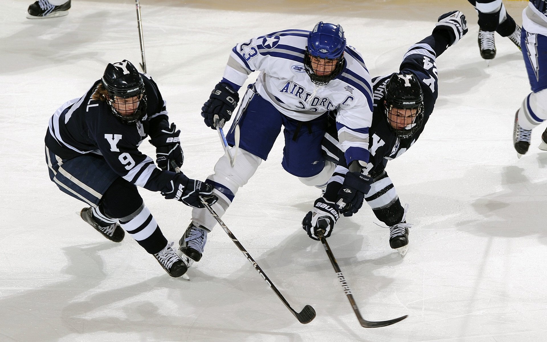 球队在防守回合中稳固配合减少对手空位机会，防守有球队员的环节